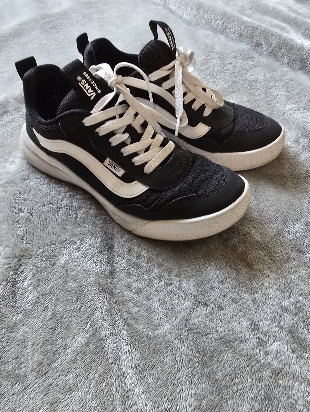 Vans Womens Athletic Shoes Size 8